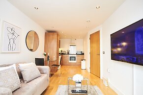 Modern Deluxe Leeds City Apt Balcony View