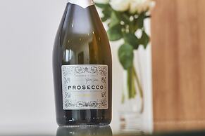 Modern Deluxe Leeds City Apt Balcony View