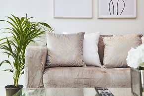 Modern Deluxe Leeds City Apt Balcony View