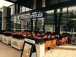 Modern Deluxe Leeds City Apt Balcony View