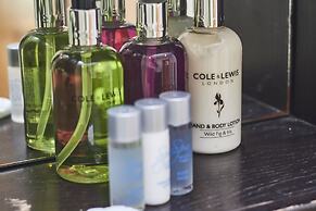 Modern Deluxe Leeds City Apt Balcony View