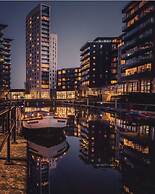 Modern Deluxe Leeds City Apt Balcony View