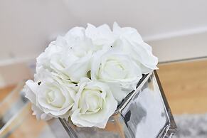 Modern Deluxe Leeds City Apt Balcony View