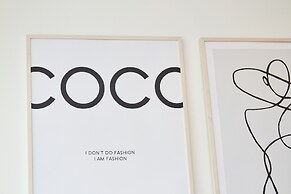 Modern Deluxe Leeds City Apt Balcony View