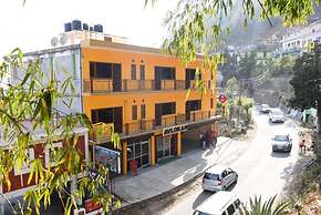 Hotel Avlokan - Near Kainchi Dham Mandir