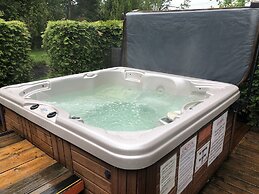 Adventure the Bruce Inn - Recently Renovated With Outdoor Hot Tub