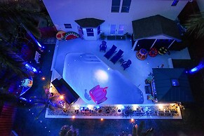 Urban Oasis W/hot Tub, Heated Pool And Private Movie Theater 2 Bedroom