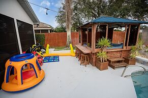 Urban Oasis W/hot Tub, Heated Pool And Private Movie Theater 2 Bedroom