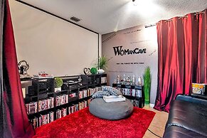 Urban Oasis W/hot Tub, Heated Pool And Private Movie Theater 2 Bedroom