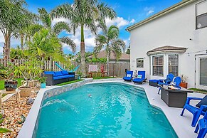 Urban Oasis W/hot Tub, Heated Pool And Private Movie Theater 2 Bedroom