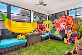 Urban Oasis W/hot Tub, Heated Pool And Private Movie Theater 2 Bedroom