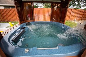 Urban Oasis W/hot Tub, Heated Pool And Private Movie Theater 2 Bedroom