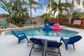 Urban Oasis W/hot Tub, Heated Pool And Private Movie Theater 2 Bedroom