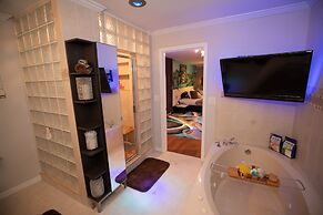 Urban Oasis W/hot Tub, Heated Pool And Private Movie Theater 2 Bedroom