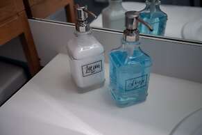 Urban Oasis W/hot Tub, Heated Pool And Private Movie Theater 2 Bedroom