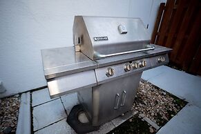 Urban Oasis W/hot Tub, Heated Pool And Private Movie Theater 2 Bedroom