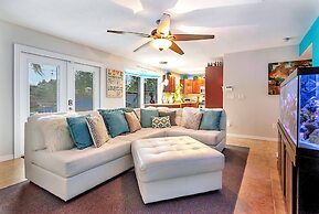 Urban Oasis W/hot Tub, Heated Pool And Private Movie Theater 2 Bedroom