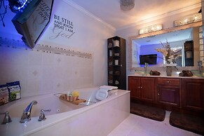 Urban Oasis W/hot Tub, Heated Pool And Private Movie Theater 2 Bedroom