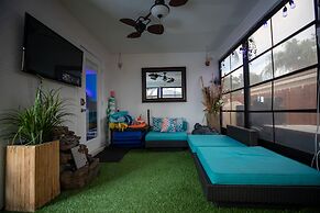 Urban Oasis W/hot Tub, Heated Pool And Private Movie Theater 2 Bedroom