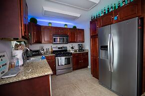 Urban Oasis W/hot Tub, Heated Pool And Private Movie Theater 2 Bedroom