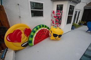 Urban Oasis W/hot Tub, Heated Pool And Private Movie Theater 2 Bedroom