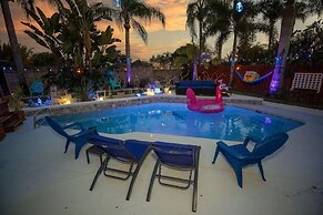 Urban Oasis W/hot Tub, Heated Pool And Private Movie Theater 2 Bedroom