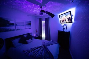 Urban Oasis W/hot Tub, Heated Pool And Private Movie Theater 2 Bedroom