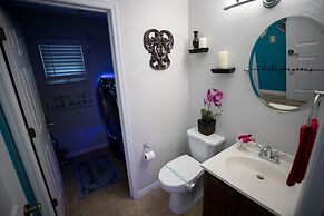 Urban Oasis W/hot Tub, Heated Pool And Private Movie Theater 2 Bedroom