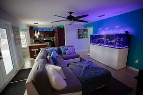 Urban Oasis W/hot Tub, Heated Pool And Private Movie Theater 2 Bedroom