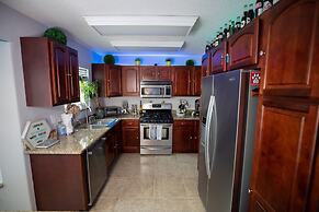 Urban Oasis W/hot Tub, Heated Pool And Private Movie Theater 2 Bedroom