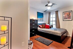 Urban Oasis W/hot Tub, Heated Pool And Private Movie Theater 2 Bedroom