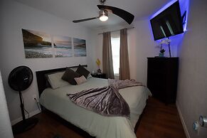 Urban Oasis W/hot Tub, Heated Pool And Private Movie Theater 2 Bedroom