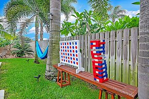 Urban Oasis W/hot Tub, Heated Pool And Private Movie Theater 2 Bedroom