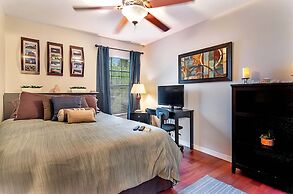 Urban Oasis W/hot Tub, Heated Pool And Private Movie Theater 2 Bedroom