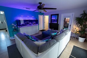 Urban Oasis W/hot Tub, Heated Pool And Private Movie Theater 2 Bedroom