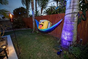 Urban Oasis W/hot Tub, Heated Pool And Private Movie Theater 2 Bedroom