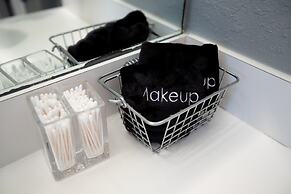 Urban Oasis W/hot Tub, Heated Pool And Private Movie Theater 2 Bedroom