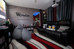 Urban Oasis W/hot Tub, Heated Pool And Private Movie Theater 2 Bedroom