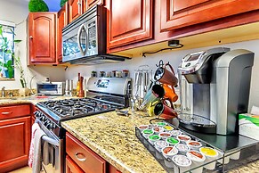 Urban Oasis W/hot Tub, Heated Pool And Private Movie Theater 2 Bedroom