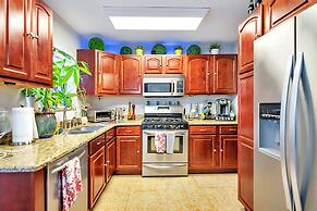 Urban Oasis W/hot Tub, Heated Pool And Private Movie Theater 2 Bedroom