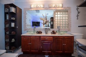 Urban Oasis W/hot Tub, Heated Pool And Private Movie Theater 2 Bedroom