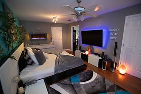 Urban Oasis W/hot Tub, Heated Pool And Private Movie Theater 2 Bedroom