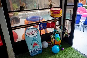 Urban Oasis W/hot Tub, Heated Pool And Private Movie Theater 2 Bedroom