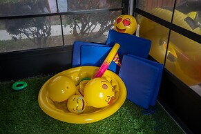 Urban Oasis W/hot Tub, Heated Pool And Private Movie Theater 2 Bedroom