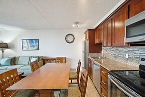 Deluxe 21st Floor Corner Condo with Diamond Head Views, FREE Parking &