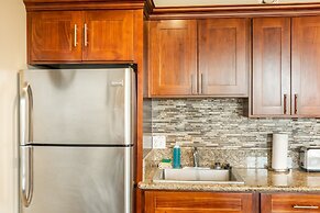 Deluxe 21st Floor Corner Condo with Diamond Head Views, FREE Parking &