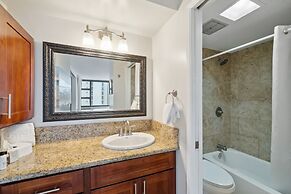 Deluxe 21st Floor Corner Condo with Diamond Head Views, FREE Parking &