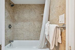 Deluxe 21st Floor Corner Condo with Diamond Head Views, FREE Parking &