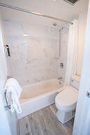 Waikiki Banyan Condo Located One Block From Waikiki Beach! by Koko Res