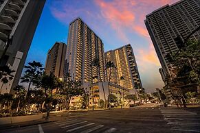 Waikiki Banyan Condo Located One Block From Waikiki Beach! by Koko Res